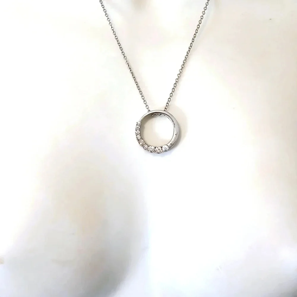 💚5/$25 Silver Toned Cubic Zirconia Circle Pendant Necklace